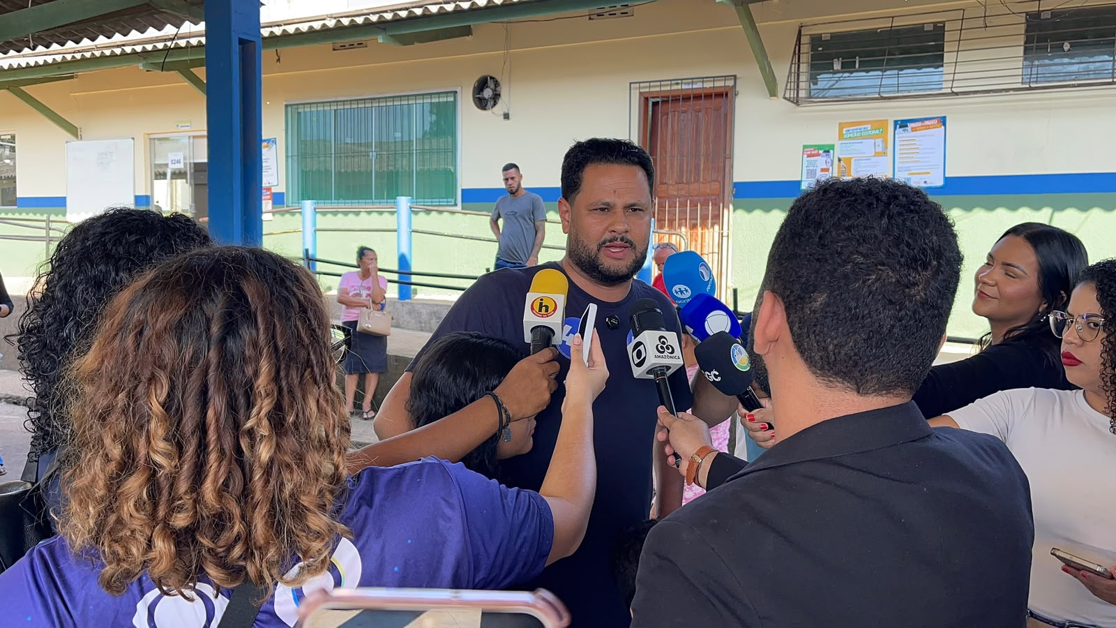 Samuel Costa vota no bairro Nacional e agradece aos eleitores de Rondônia