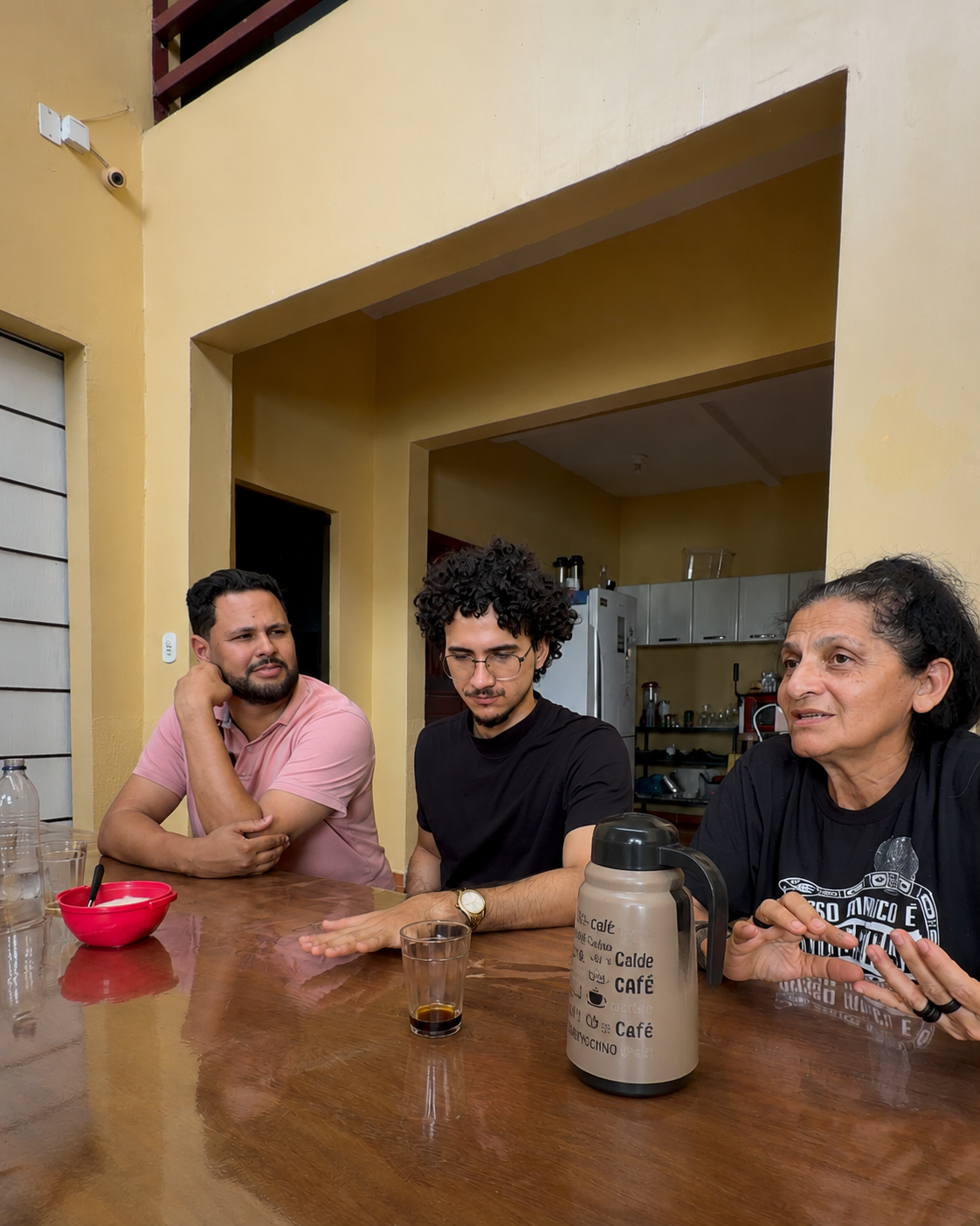 Samuel Costa em conversa com moradores durante um café
